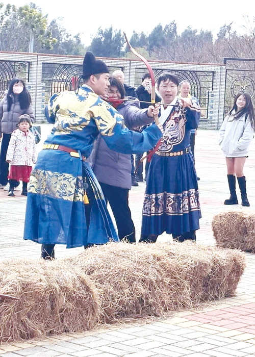 畜試所春節活動「引弓金門」深受鄉親喜愛。（蔡麗玉攝）