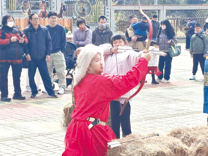 畜試所春節活動「引弓金門」深受鄉親喜愛。（蔡麗玉攝）