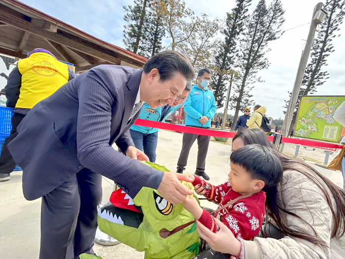 縣長分別抵水試所、畜試所發放新年福袋。（許峻魁攝）