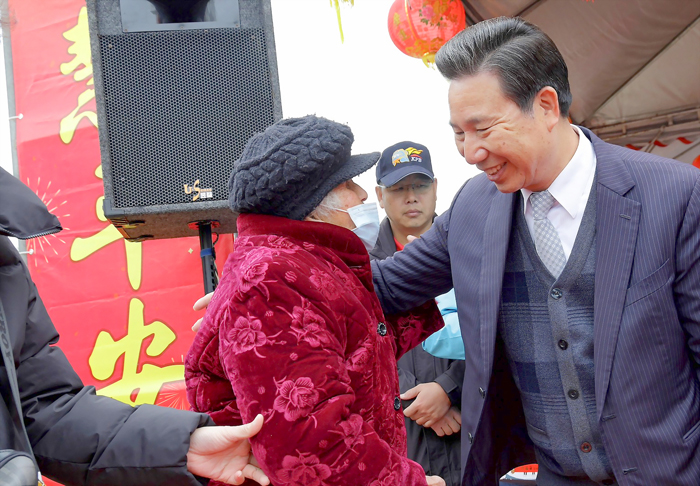 縣長分別抵水試所、畜試所發放新年福袋。（許峻魁攝）