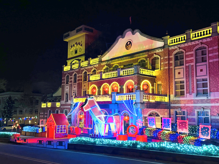 金門縣消防局將廳舍空間轉化為結合藝術、環保與科技的「大型消防藝術燈區」。（消防局提供）