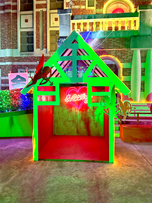 復刻金門經典紅色電話亭，承載老兵與家屬的情感。（消防局提供）