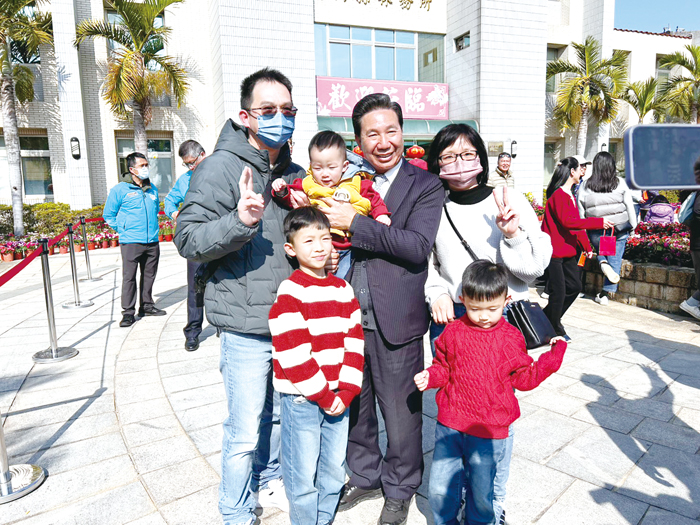 縣長走春拜年，並與民眾合影。
（產發處提供）