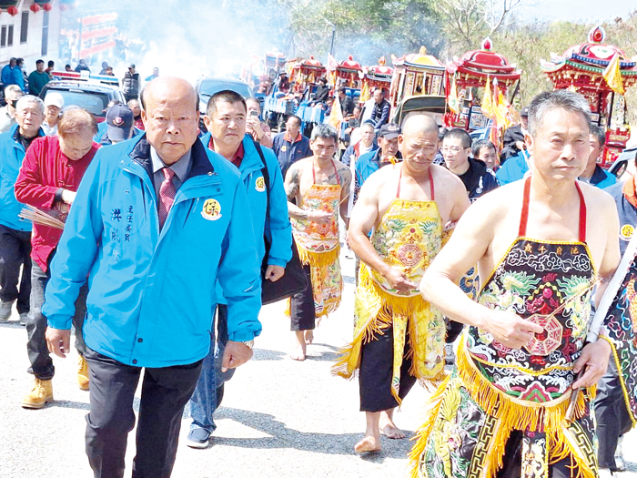 主委洪成發議員（左一）致贈各陣頭爐敬金後，巡安隊伍出發。（蔡麗玉攝）