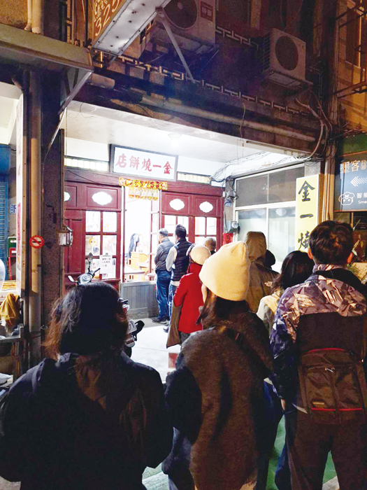 燒餅店排長龍。（蔡麗玉攝）
