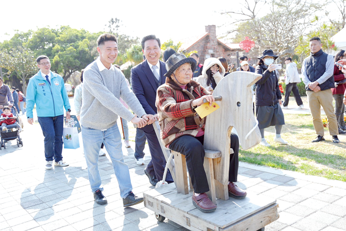 縣長走春拜年，並與民眾合影。
（產發處提供）