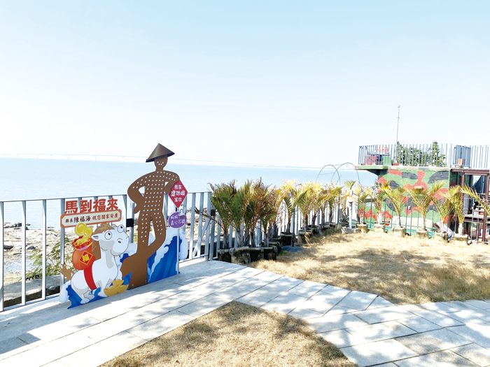 迎接馬年春節，縣府特別在建功嶼設置年節主題打卡點，邀鄉親與遊客春節期間前來登島走春。（觀光處提供）