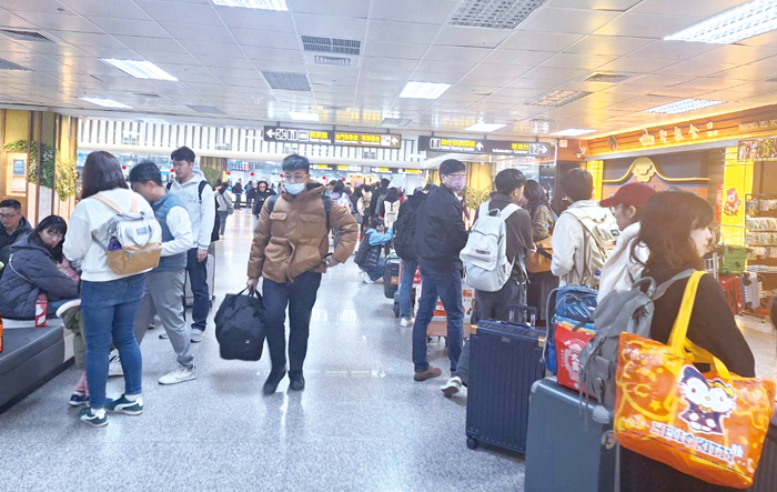 春節收假疏運高峰，金門航空站啟動聯合補位機制。（蔡麗玉攝）