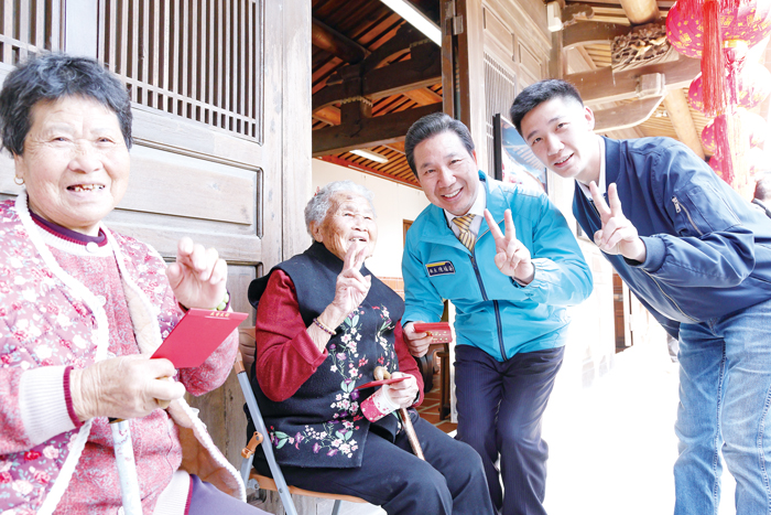 昨正月初五，縣長分別走訪鏡山岩、燕南書院，除了依循古禮獻祭，也向當地耆老賀春節，展現傳承與重教初心。（薛子軒攝）