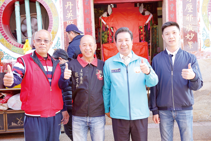 昨正月初五，縣長分別走訪鏡山岩、燕南書院，除了依循古禮獻祭，也向當地耆老賀春節，展現傳承與重教初心。（薛子軒攝）
