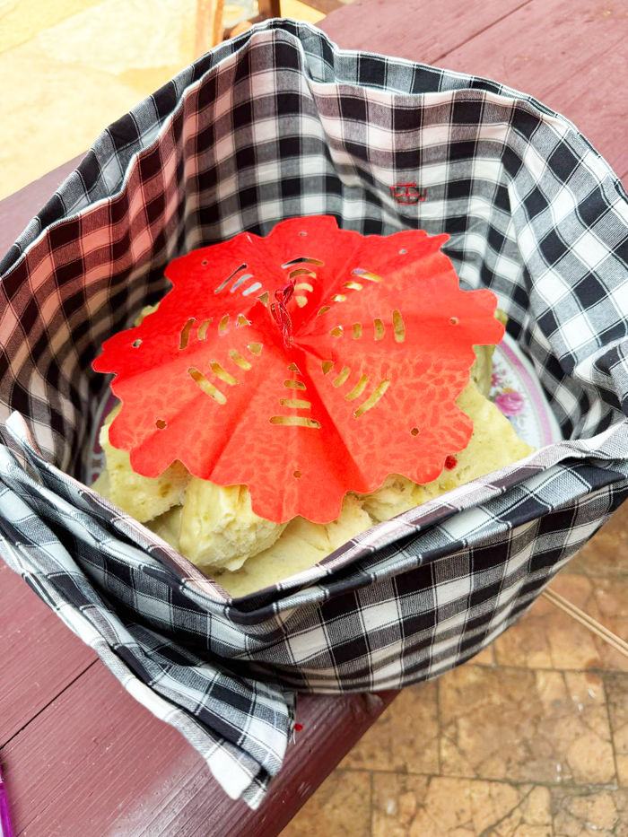 家族承襲古法「花帔圍發粿」，以金門傳統花帔扣住圓形粿模，象徵「扣圓圓，年年大賺錢」。（蔡麗玉攝）