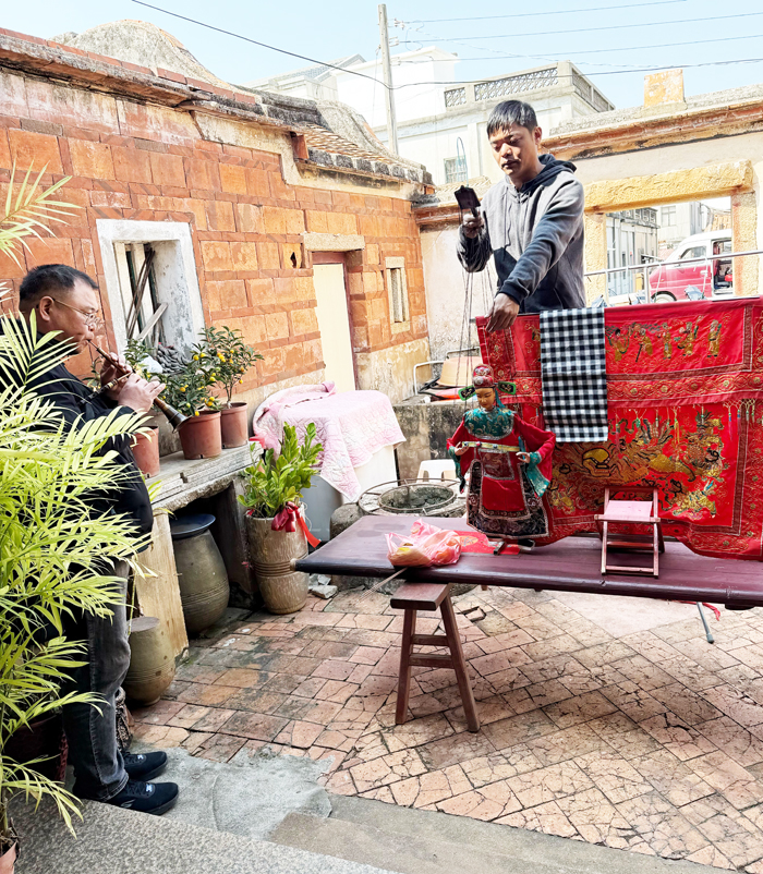 議員許玉昭家族拜天公儀式，聘請道士科儀、傀儡戲戲班演出。（蔡麗玉攝）