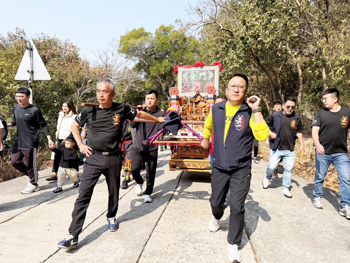 金門天震堂扛輦登山祈福。（天震堂提供）