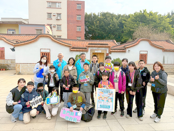 地政局舉辦體驗營，帶領學員從生活場域出發，深入認識土地與不動產相關制度。（地政局提供）