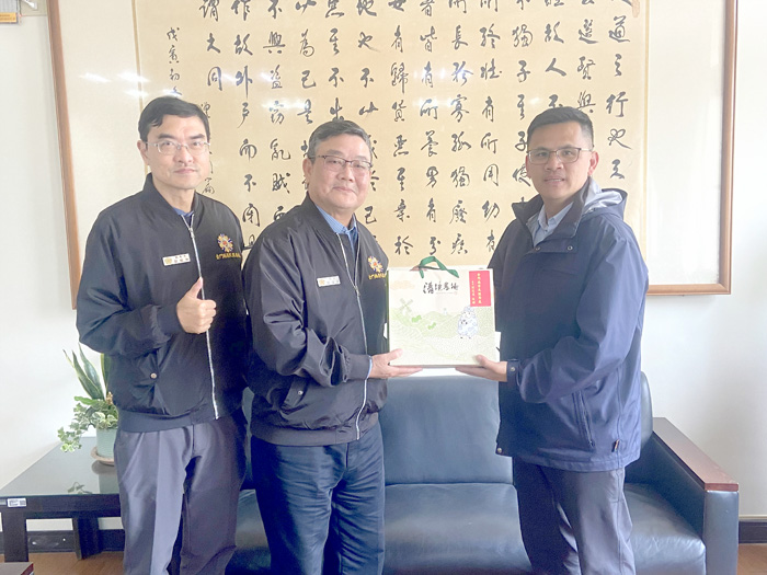 金門縣榮民服務處處長劉信義偕同副處長彭致和及相關承辦人員，專程前往金門縣警察局所屬金湖分局及金城分局拜會。（榮服處提供）