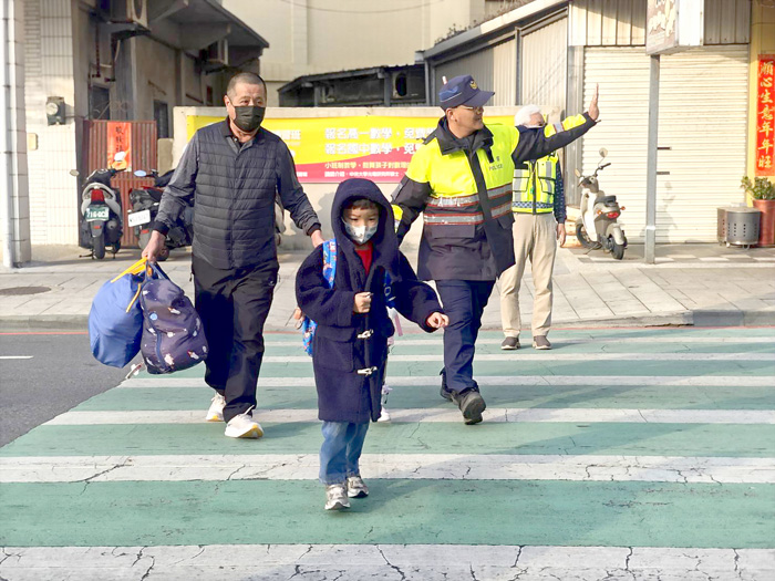學校開學首日，縣警局結合轄區各級學校規劃執行「護童專案」勤務，守護孩子平安上學路。（縣警局提供）