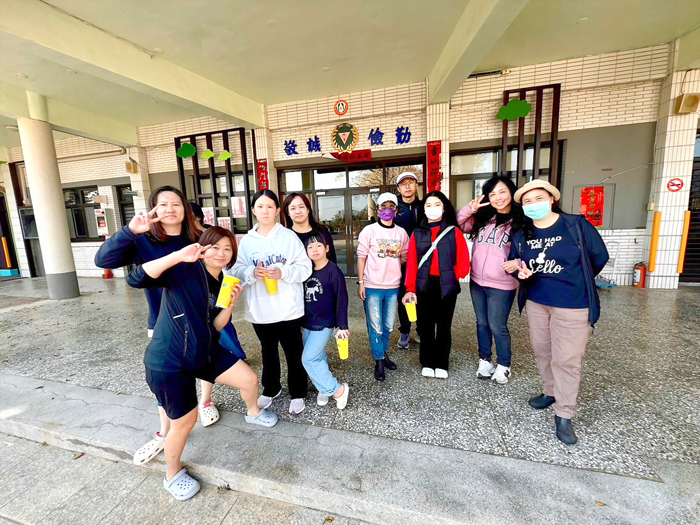 述美國小愛心志工社，走進校園特別針對學童主要活動區域協助進行整理，讓學子在漫長的寒假後能快速恢復乾淨整潔的學習空間。（述美國小提供）