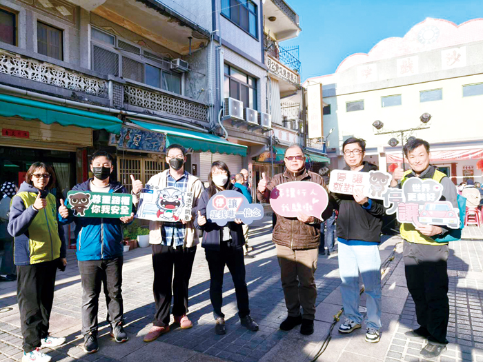 無照駕駛加重處罰新制已正式施行，交通隊進行宣導，說明加重處罰規定。（縣警局提供）