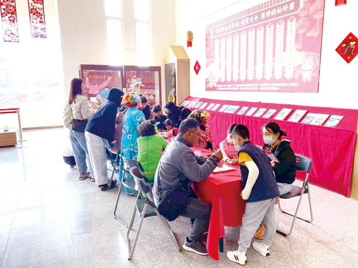 金門歷史民俗博物館，迎新春推出「金馬奔騰‧博覽古今」五大春節活動，其中，已行之有年的傳統猜燈謎抽好禮活動為期至元宵，文管所歡迎鄉親把握時間走進博物館，聆聽導覽認識金門，猜燈謎抽好禮！
（文化園區管理所提供）