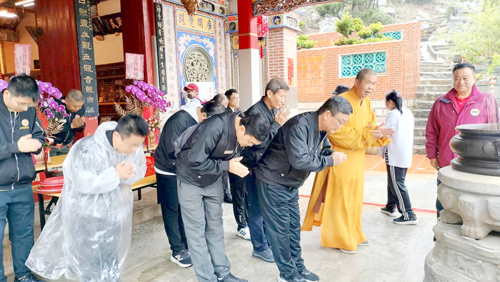 榮民服務處舉辦「淨山祈福、健康同行」活動。（榮服處提供）