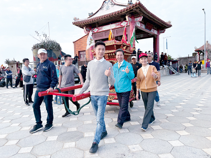 縣長陳福海、金沙鎮長吳有家、金門縣議員王國代等人共同扶輦繞行六甲各聚落。（薛子軒攝）