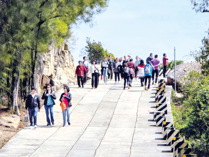 初九天公生，雖然是上班日，仍吸引不少民眾上山祈福。（許峻魁攝）