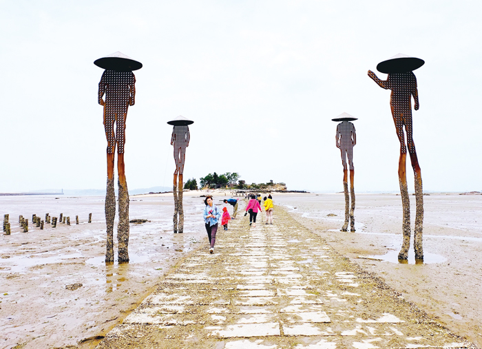 坐落於浯江溪口的建功嶼是金門主要的離岸景點，全年吸引遊客慕名絡繹來訪。（李金生攝）