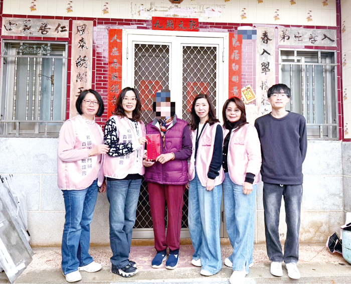 救國團金門縣真善美聯誼會發起關懷行動，由理事長許雪芳率領幹部前往慰問需要幫助的家庭。（該會提供）