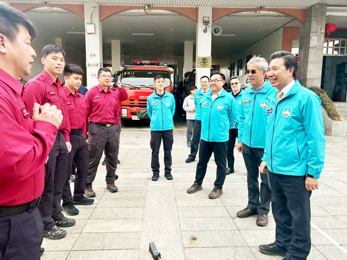 縣長陳福海春節後慰勉第一線消防人員，關注福利與救災量能。（縣府提供）