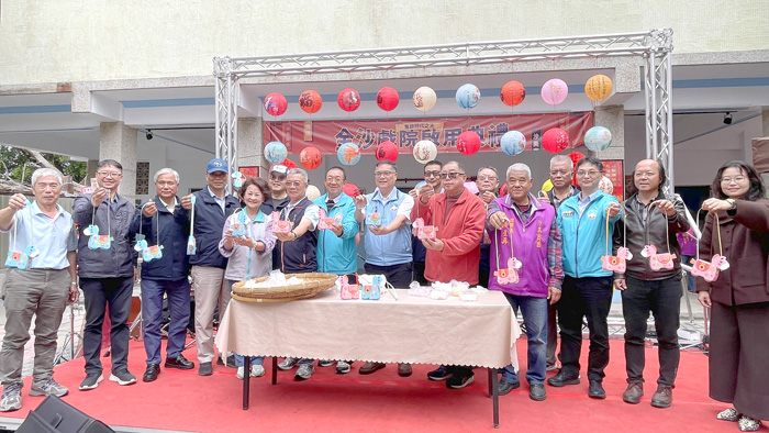 金沙鎮「2026慶元宵小市集」，與會賓眾展示馬年造型燈籠。（陳麗妤攝）