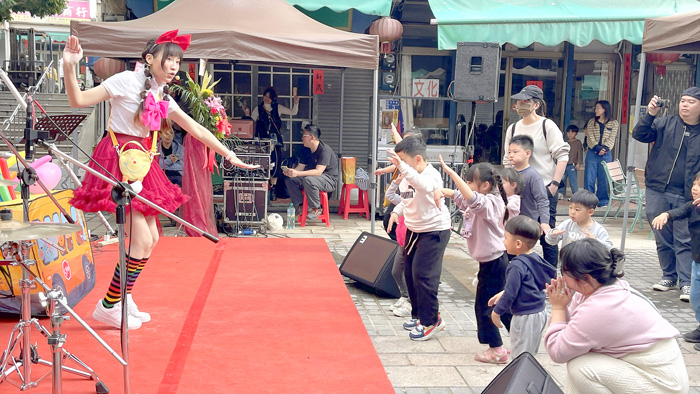 表演活動豐富喜慶氛圍。（陳麗妤攝）