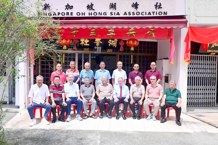 新加坡湖峰社春節理事會合影。
（新加坡湖峰社提供）