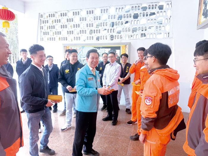 縣長陳福海慰勉岸海巡同仁，感謝他們堅守崗位守護海域安全。（縣府提供）