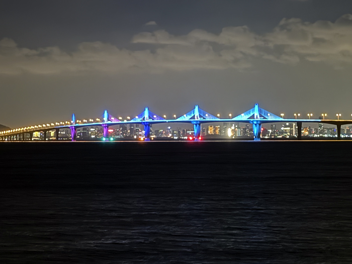 金門大橋夜放七彩光 五座橋塔炫若煙花秀。