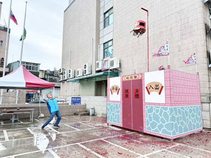 新市里忠義廟擲炮城祈福。
（金湖鎮公所提供）