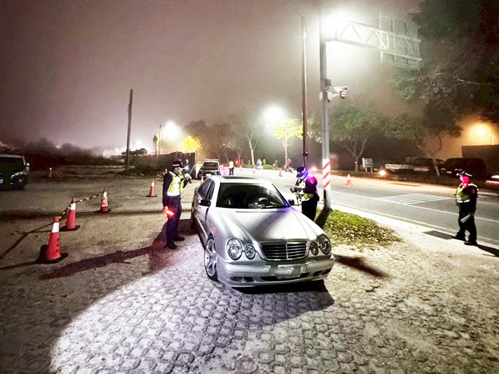 警方攔檢。（縣警局提供）