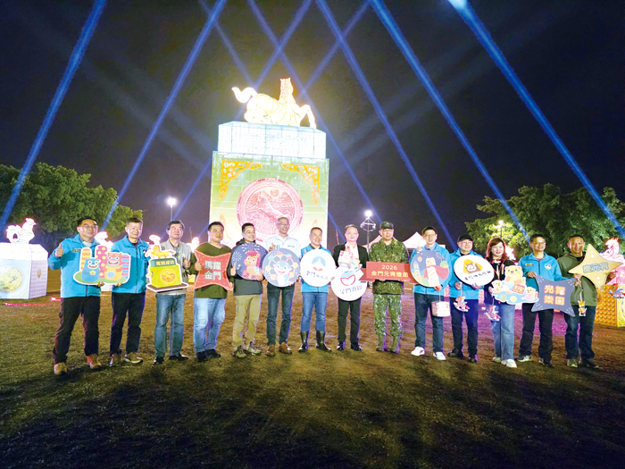 參與點燈的貴賓與主燈合影。（許峻魁攝）