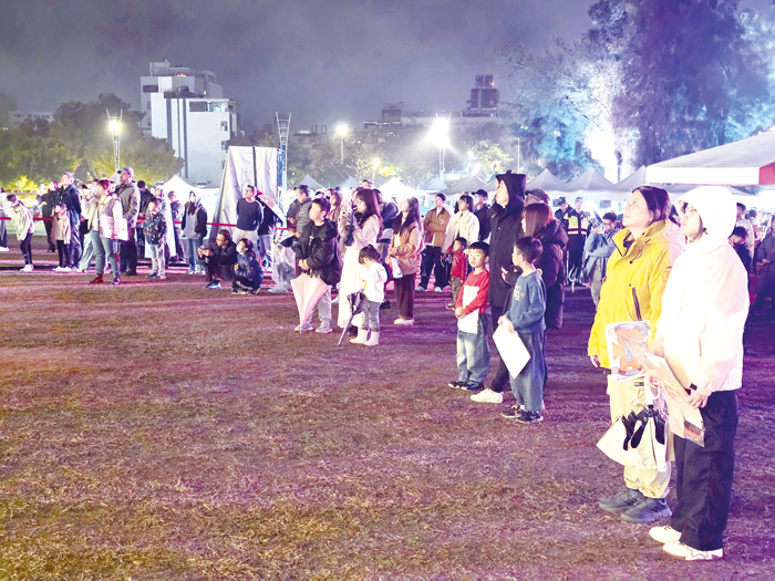 金門燈會主燈點亮時，現場擠滿觀賞民眾。（許峻魁攝）