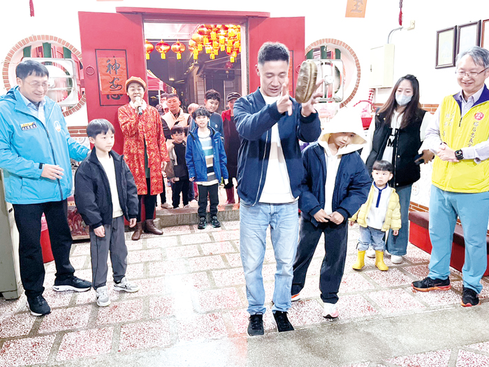 陳福海縣長的兒子陳麒翔一家，到廟裡參加擲筊活動，與大家一同感受元宵節慶的熱鬧氛圍。（高凡淳攝）