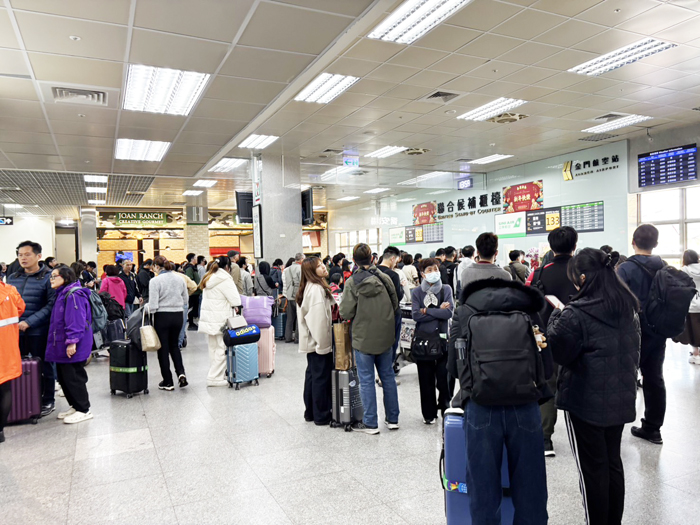 受到濃霧影響，多數航班被迫取消，不少旅客滯留尚義機場，等待候補機位。（高凡淳攝）