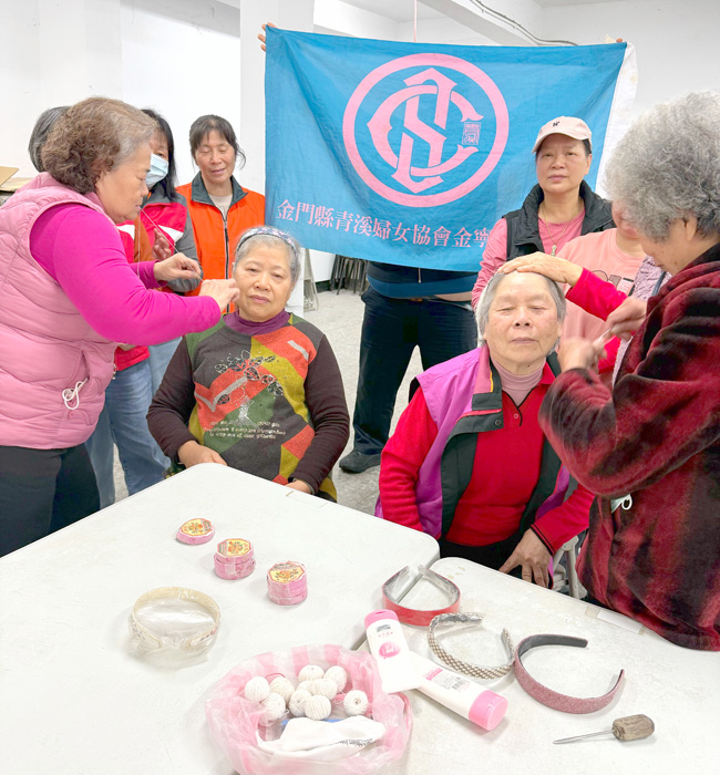 青溪婦女協會金寧鄉分會舉辦「挽面水噹噹」婦女節活動。（蔡麗玉攝）