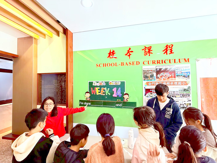 英語走進校園日常，卓環國小推動雙語對話角有成。（卓環國小提供）