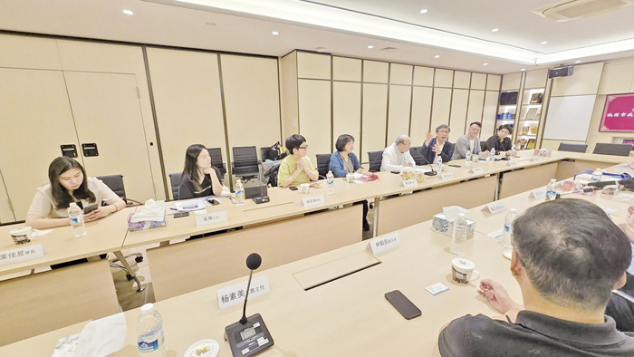 桃園市政府文化局訪問團與新加坡金門會館舉行座談交流，雙方就文化政策推動、藝文資源整合及未來合作方向深入討論，氣氛融洽熱絡。（圖源：新加坡金門會館社群）