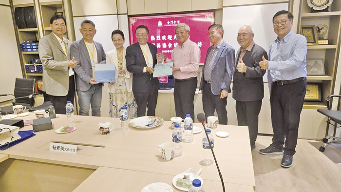 新加坡金門會館與大中華金門精英協會代表團舉行交流座談，雙方就會務發展與文化合作深入交換意見，並互贈紀念品，象徵情誼長存、攜手同行。（圖源：新加坡金門會館社群）