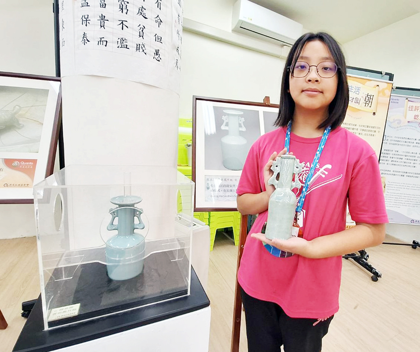 學生林珈羽精心創作，仿製展覽區青瓷「鳳年瓶」，造型端雅。（蔡麗玉攝）