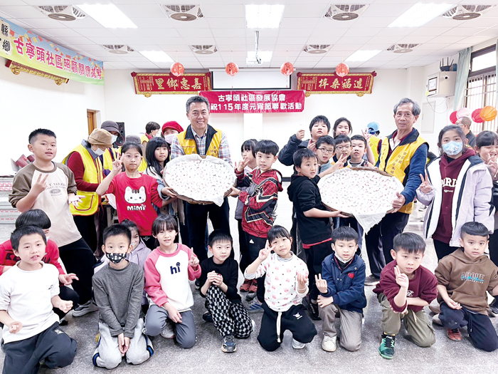 古寧頭社區搓湯圓慶元宵。（高凡淳攝）