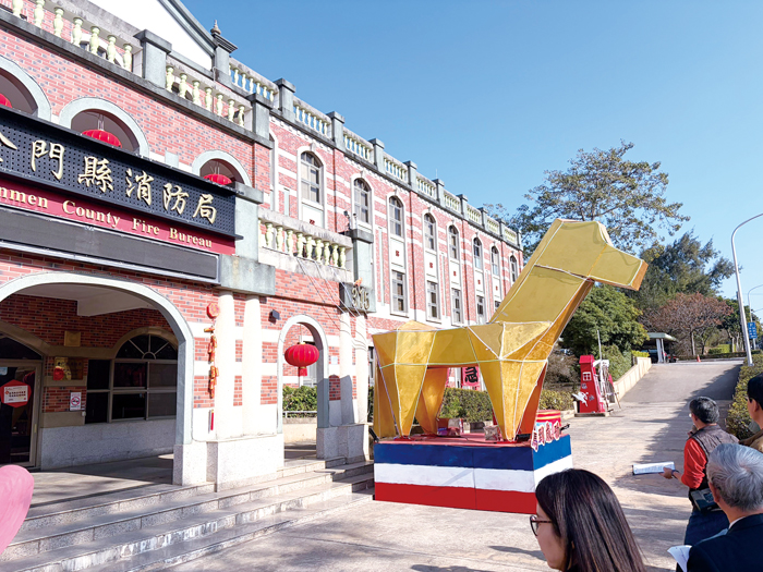 金門縣消防局馬年新春布置。（縣府提供）