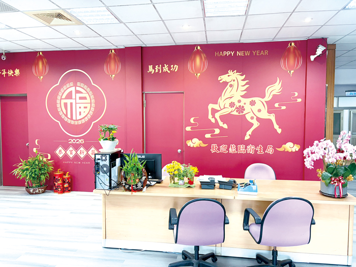 金門縣衛生局馬年新春布置。（縣府提供）
