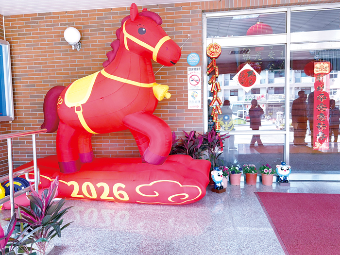 金門縣警察局馬年新春布置。（縣府提供）