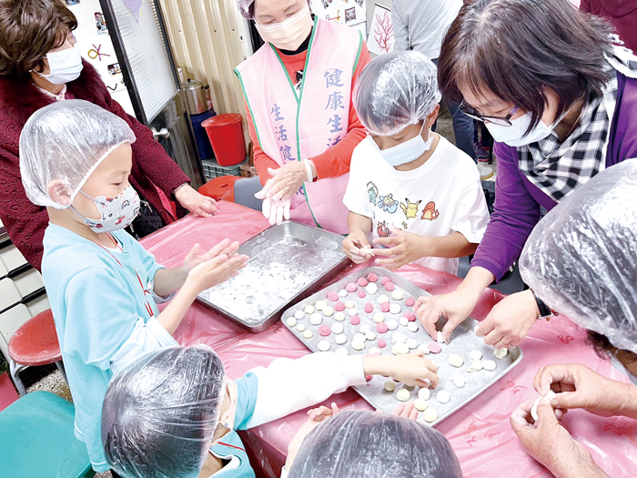 大家動手搓湯圓，感受元宵節慶氛圍。（高凡淳攝）